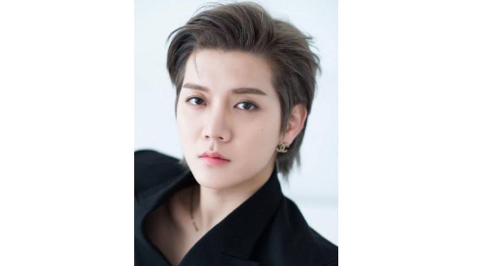 Identik dengan image androgini, Ren NU'EST juga sempat mencoba gaya rambut mullet yang membuatnya terlihat semakin berkharisma / foto: channels.vlive.tv/dispatch