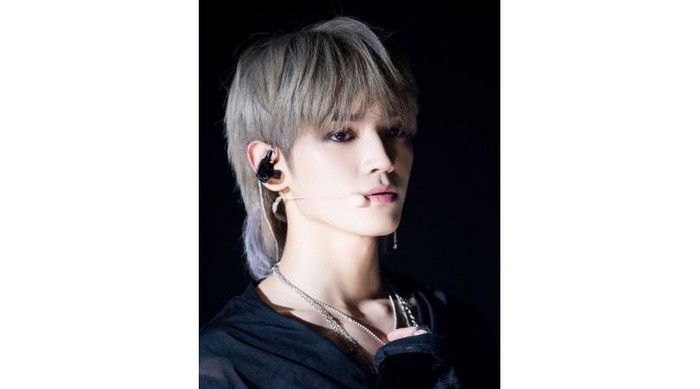 Banyak yang bilang kalau leader NCT, Taeyong, makin mirip tokoh kartun dengan rambut mullet pirangnya / foto: channels.vlive.tv/dispatch