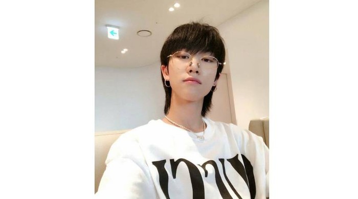 The8 Seventeen berhasil membuktikan kalau rambut mullet sangat cocok dan membuatnya terlihat lebih cute dan fresh! / foto: twitter.com/pledis_17