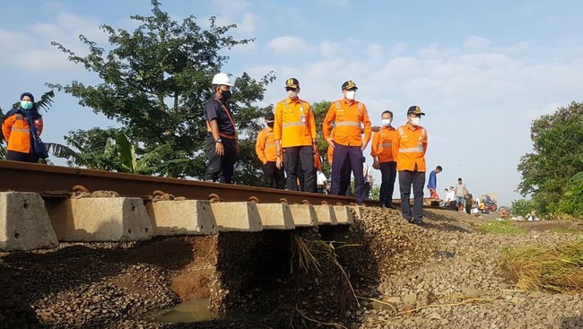 Jalur kereta api jarak jauh Kedunggedeh-Lemahabang tengah dalah perbaikan petugas lapangan setelah pondasi tergerus banjir.
