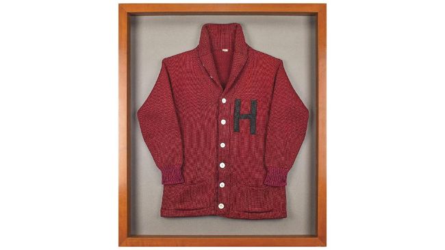 Sweater Universitas Harvard milik John F. Kennedy terjual US$85 ribu (Rp1,2 M) dalam sebuah lelang. 