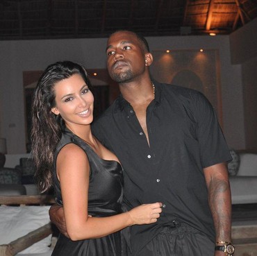 Momen Kemesraan Kim Kardashian dan Kanye West yang Akan Jadi Kenangan