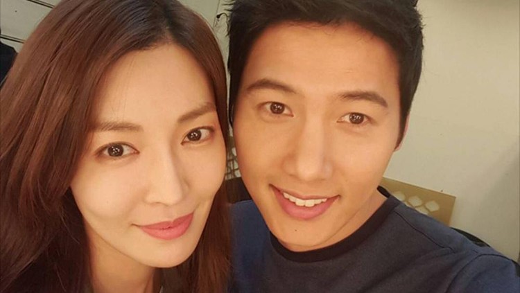 Aktor Lee Sang Woo hangat diperbincangkan setelah tampil sebagai cameo dalam drama Korea The Penthouse Season 2. Drakor ini dibintangi sang istri, Kim So Yeon, yang berperan sebagai ‘ratu’ dari Hera Palace. Penasaran aksi Lee Sang Woo di The Penthouse Season 2?