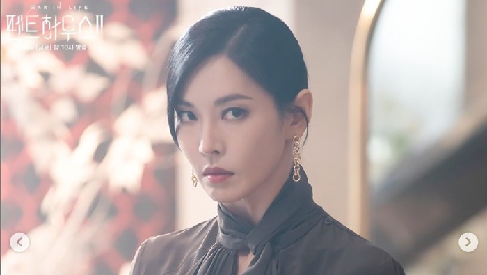 Aktor Lee Sang Woo hangat diperbincangkan setelah tampil sebagai cameo dalam drama Korea The Penthouse Season 2. Drakor ini dibintangi sang istri, Kim So Yeon, yang berperan sebagai ‘ratu’ dari Hera Palace. Penasaran aksi Lee Sang Woo di The Penthouse Season 2?