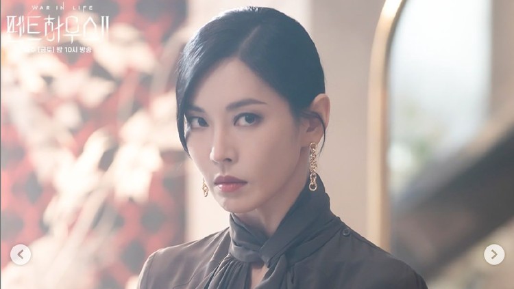Aktor Lee Sang Woo hangat diperbincangkan setelah tampil sebagai cameo dalam drama Korea The Penthouse Season 2. Drakor ini dibintangi sang istri, Kim So Yeon, yang berperan sebagai ‘ratu’ dari Hera Palace. Penasaran aksi Lee Sang Woo di The Penthouse Season 2?