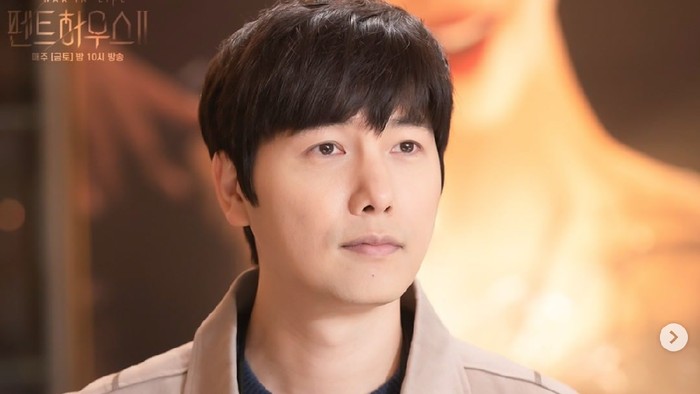 Aktor Lee Sang Woo hangat diperbincangkan setelah tampil sebagai cameo dalam drama Korea The Penthouse Season 2. Drakor ini dibintangi sang istri, Kim So Yeon, yang berperan sebagai ‘ratu’ dari Hera Palace. Penasaran aksi Lee Sang Woo di The Penthouse Season 2?