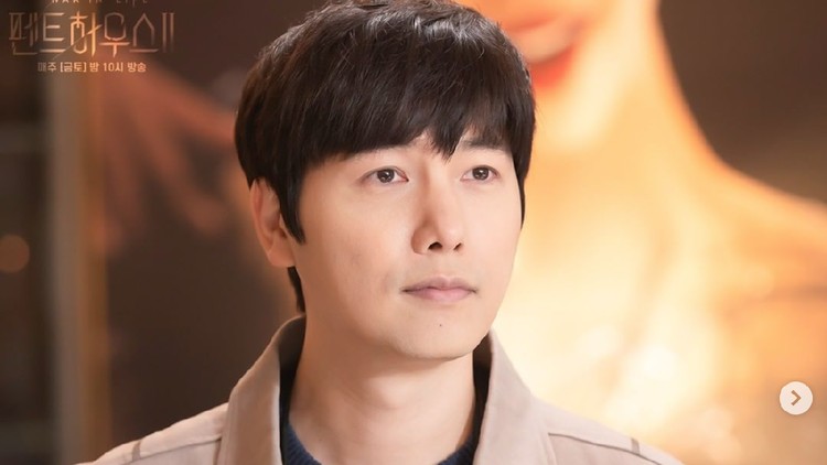Lee Sang Woo di The Penthouse Season 2 Aktor Lee Sang Woo hangat diperbincangkan setelah tampil sebagai cameo dalam drama Korea The Penthouse Season 2. Drakor ini dibintangi sang istri, Kim So Yeon, yang berperan sebagai ‘ratu’ dari Hera Palace. Penasaran aksi Lee Sang Woo di The Penthouse Season 2?
