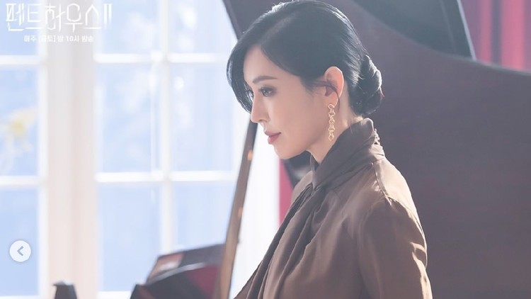 Aktor Lee Sang Woo hangat diperbincangkan setelah tampil sebagai cameo dalam drama Korea The Penthouse Season 2. Drakor ini dibintangi sang istri, Kim So Yeon, yang berperan sebagai ‘ratu’ dari Hera Palace. Penasaran aksi Lee Sang Woo di The Penthouse Season 2?