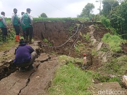 Longsor Sepanjang 70 Meter Putuskan Akses Utama Antar Desa di Tulungagung