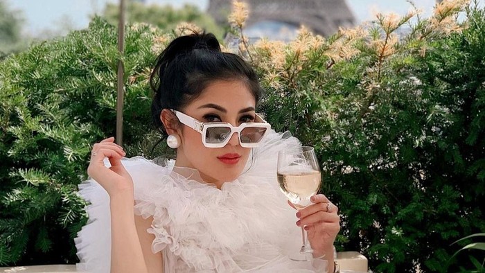 10 Pesona Nindy Ayunda Makin Cantik dan Terpancar Kebahagiaan