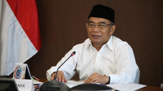 Menko PMK Muhadjir Effendy tak memberitahu kepada wartawan alasan pemerintah membagi upacara 17 Agustus nanti di IKN dan Jakarta.