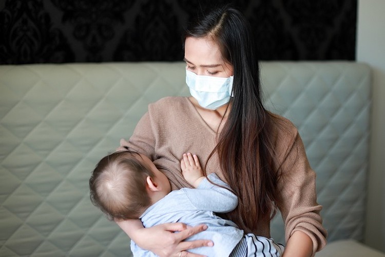 Panduan Menyusui untuk Ibu yang Positif COVID-19 Menyusui memiliki manfaat bagi Bunda dan Si Kecil, namun saat Bunda terinfeksi COVID-19, beberapa hal berikut harus diperhatikan.