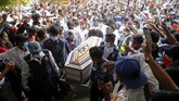 FOTO: Pemakaman Gadis Myanmar yang Tewas Tertembak saat Demo Ribuan orang di kota Nay Pyi Taw, Myanmar menghadiri prosesi pemakaman Mya Thwe Thwe Khaing yang tewas tertembak dalam aksi demo menentang kudeta militer.