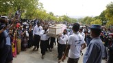FOTO: Pemakaman Gadis Myanmar yang Tewas Tertembak saat Demo Ribuan orang di kota Nay Pyi Taw, Myanmar menghadiri prosesi pemakaman Mya Thwe Thwe Khaing yang tewas tertembak dalam aksi demo menentang kudeta militer.