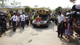 FOTO: Pemakaman Gadis Myanmar yang Tewas Tertembak saat Demo Ribuan orang di kota Nay Pyi Taw, Myanmar menghadiri prosesi pemakaman Mya Thwe Thwe Khaing yang tewas tertembak dalam aksi demo menentang kudeta militer.