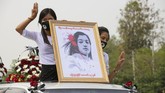 FOTO: Pemakaman Gadis Myanmar yang Tewas Tertembak saat Demo Ribuan orang di kota Nay Pyi Taw, Myanmar menghadiri prosesi pemakaman Mya Thwe Thwe Khaing yang tewas tertembak dalam aksi demo menentang kudeta militer.