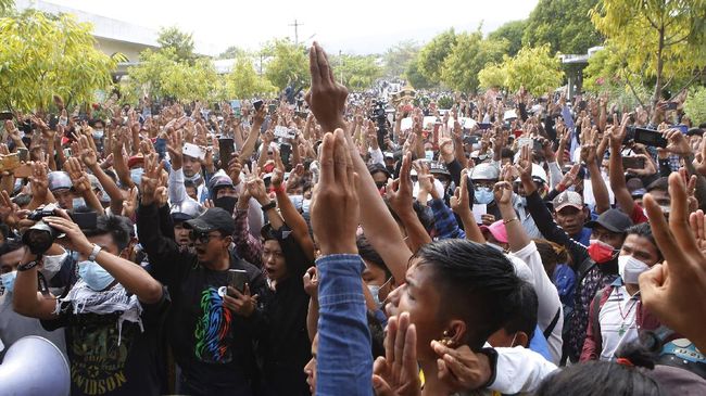 Pedemo Myanmar Serukan Aksi Mogok Besar-besaran Pemimpin aktivis muda, Maung Saungkha mendesak warga Myanmar untuk melakukan aksi mogok besar-besaran dengan melakukan aksi protes ke jalan.