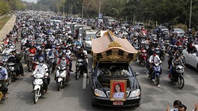 FOTO: Pemakaman Gadis Myanmar yang Tewas Tertembak saat Demo