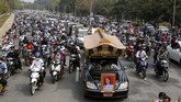 FOTO: Pemakaman Gadis Myanmar yang Tewas Tertembak saat Demo Ribuan orang di kota Nay Pyi Taw, Myanmar menghadiri prosesi pemakaman Mya Thwe Thwe Khaing yang tewas tertembak dalam aksi demo menentang kudeta militer.