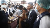 FOTO: Pemakaman Gadis Myanmar yang Tewas Tertembak saat Demo Ribuan orang di kota Nay Pyi Taw, Myanmar menghadiri prosesi pemakaman Mya Thwe Thwe Khaing yang tewas tertembak dalam aksi demo menentang kudeta militer.