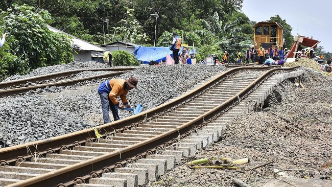 PT Kereta Api Indonesia (KAI) menegaskan semua kendaraan wajib berhenti dan mendahulukan kereta api yang akan melintas di perlintasan sebidang.