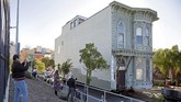 FOTO: Melihat Pemindahan Rumah Kuno di San Francisco Butuh waktu enam jam untuk rumah berusia 139 tahun itu pindah ke lokasi baru.