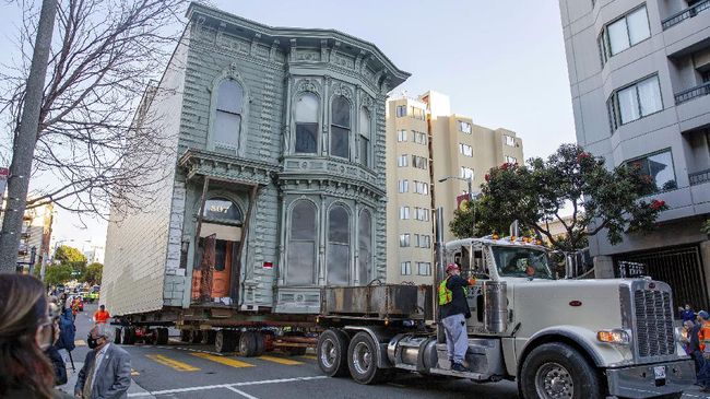 Akhir pekan kemarin warga San Francisco dihibur oleh proses pemindahan rumah kuno berusia 139 tahun. Prosesnya berlangsung enam jam.