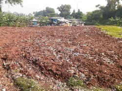 Usai Sampah Selapangan Bola Ditutup Tanah, Bekasi Akan Awasi Lokasi