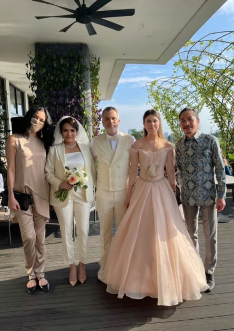 Sophia Latjuba Sophia Latjuba hadiri pernikahan mantan suami bareng Abdee Slank