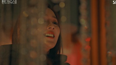 img-title The Penthouse 2 Eps. 3, Yoon Hee Minta Seo Jin Pensiun Jadi Penyanyi
