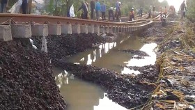 VIDEO: Rel Kereta Api Cikarang Timur masih Dalam Perbaikan