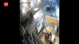 VIDEO: Tak Diberi Uang, Warung Makan Dilempari Mercon