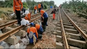 VIDEO: PT KAI Batalkan Perjalanan Kereta Karena Banjir