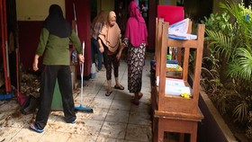 VIDEO: Banjir Surut, Warga Bersihkan Lingkungan