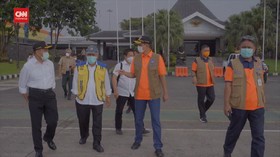 VIDEO: 2 menteri dan Kepala BNPB Tinjau Tanggul Citarum Jebol