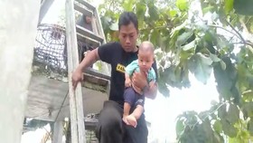 VIDEO: Aksi Heroik Tim SAR Selamatkan Bayi dari Banjir
