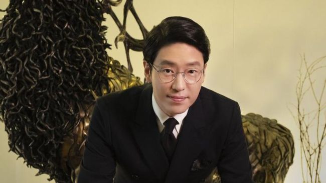 Pemeran Joo Dan-tae dalam The Penthouse, Uhm Ki-joon, menjawab sejumlah teori penggemar terkait dengan nasib karakter Shim Soo-ryeon.
