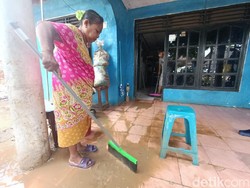 Banjir Surut, Warga Tanjungmekar Karawang Mulai Bersih-bersih Rumah