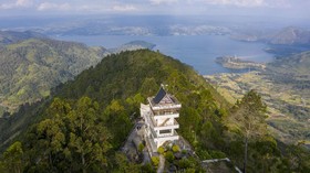 FOTO: Indahnya Danau Toba dari Menara Pandang Tele