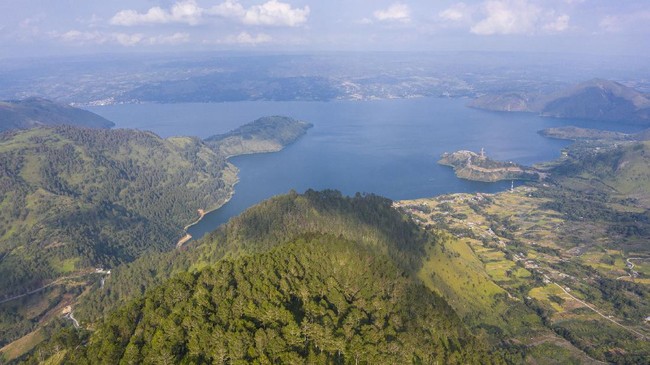 Danau Toba dipilih sebagai lokasi Summit W20 Presidensi Indonesia dengan alasan mempromosikan kawasan pariwisata dan produk UMKM di sekitarnya.