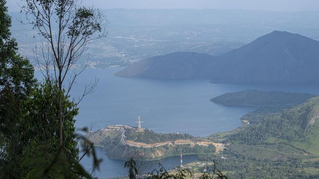 Sejumlah wisata danau di Indonesia menawarkan panorama alam yang cantik nian. Berikut daftarnya.