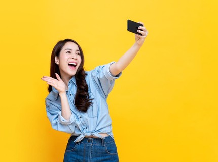 ART Berani Pakai Barang Branded-ku & Diposting di FB dengan Gaya Melet