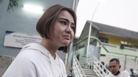 Isak Tangis Amanda Manopo Peluk Foto Ibunda di Pemakaman