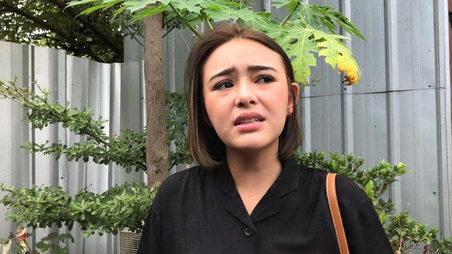Amanda Manopo mengirimkan pesan haru kepada mendiang ibundanya yang meninggal dunia pada Minggu (25/7) setelah berjuang melawan Covid-19.