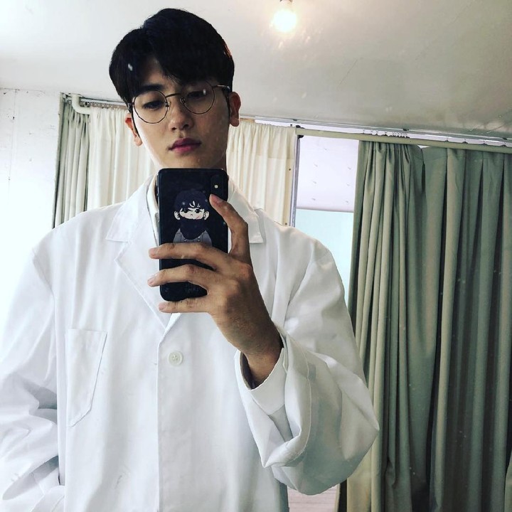 <p>Nama Park Hyung Sik telah dikenal luas sebagai aktor berbakat. Namun sebelum debut di drama Korea<em> Prosecutor Princess</em> pada 2010 silam, ia terlebih dahulu meniti karier sebagai K-pop idol. Ia bergabung dengan boyband ZE:A seperti aktor Im Si Wan. (Foto: Instagram @phs1116)</p>