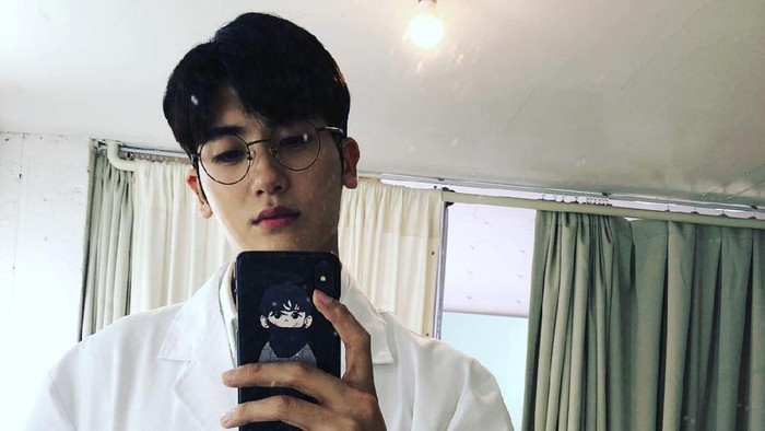 Kehidupan konglomerat di drama Korea bukan fiksi. Ini 9 artis Korea yang terlahir dari keluarga tajir di dunia nyata. Park Hyung Sik.