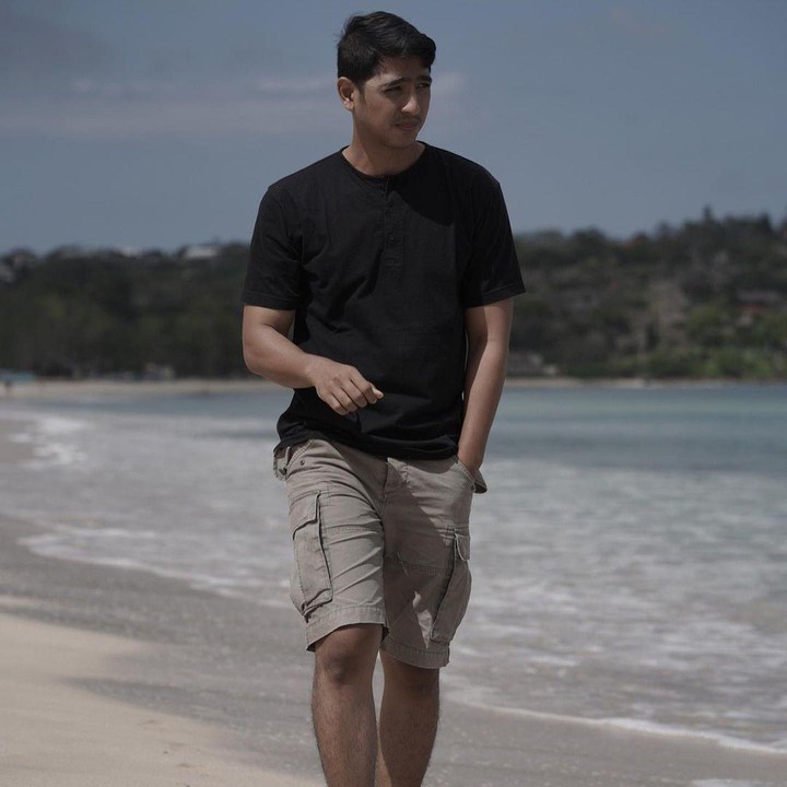 <p>Arya Saloka sebenarnya sudah terjun ke dunia akting sejak 2012, Bunda. Aktor kelahiran Denpasar ini pertama kali membintangi film layar lebar berjudul <em>Malaikat Tanpa Sayap</em>. (Foto: Instagram @arya.saloka)</p>