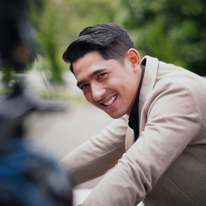 <p>Kalau pemilik akun @putr***** menulis, "<em>Bang senyum nya bisa d kondisikan gak bang ,, bikin meleleh aja nih suami orang.</em>" (Foto: Instagram @arya.saloka)</p>