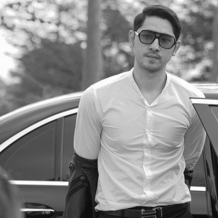 <p>Nama Arya Saloka mulai meroket setelah membintangi sinetron <em>Ikatan Cinta</em> pada 2020. Ia berperan sebagai Aldebaran Alfahri dan beradu akting dengan Amanda Manopo. (Foto: Instagram @arya.saloka)</p>
