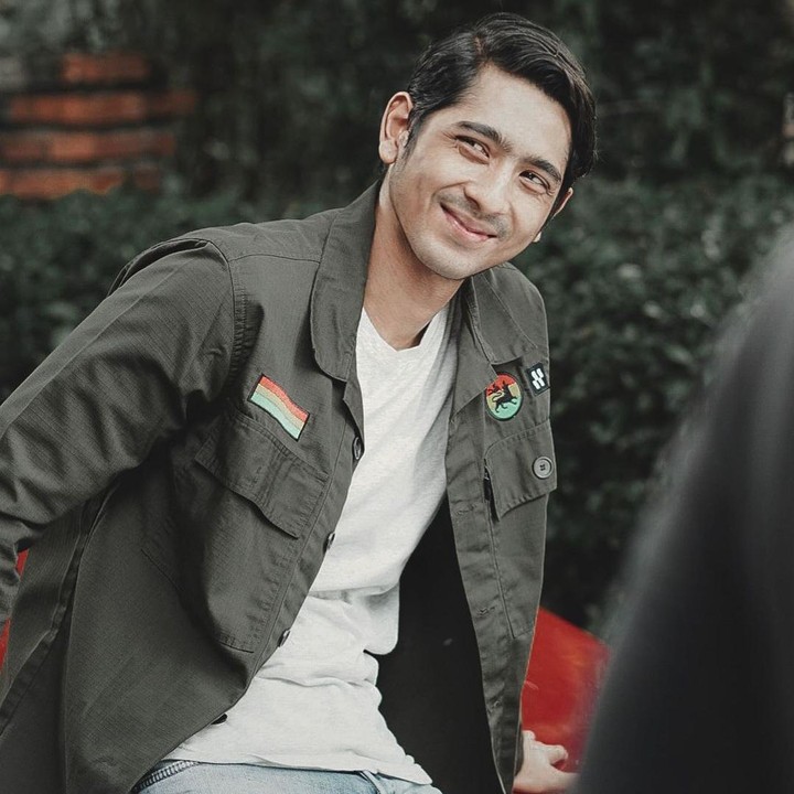 <p>Postingan foto-foto Arya Saloka di Instagram bikin hati ibu-ibu meleleh lho. "<em>Aiiiiiiiiiiiiiiih senyuman mu membuat hatiku meleleh,</em>" begitu komentar pemilik akun @sofl*****. (Foto: Instagram @arya.saloka)</p>